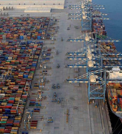 Gli Emirati 21 Khalifa Port Anno: 2016 Investimento: COSCO costruirà e gestirà un nuovo terminal container ad Abu Dhabi (EAU). Ammontare investimento: $738 milioni per una concessione di 35 anni.