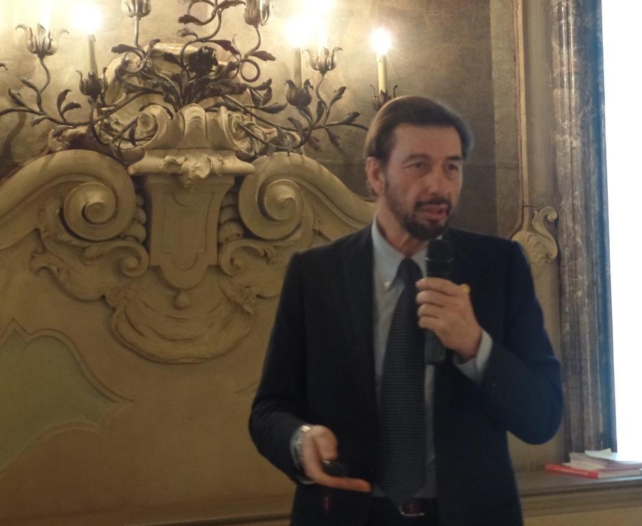 Prof. Paolo Morselli Volontariato in chirurgia plastica ricostruttiva nei Paesi in via di sviluppo: l'attività del Rotary e di InterEthnos Presiede il Presidente: Marco Barra Caracciolo Soci