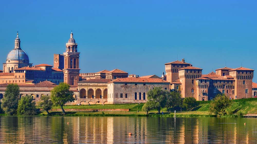 MANTOVA Dall 11 al 12 maggio Sabato 11 maggio Partenza da Firenze alle 08.54 con arrivo alle 10.24, sistemazione in hotel e passeggiata nel centro storico.