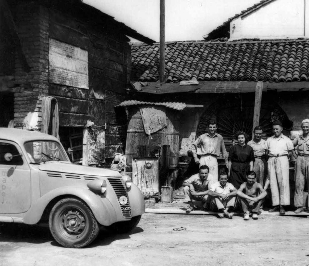 PRÍBEH 1937-2012 Spoločnosť Mapei začala pôsobiť v roku 1937. Okrem zakladateľa Rodolfa Squinziho (druhý vpravo na skupinovej fotke) mala v tom čase iba 7 zamestnancov.