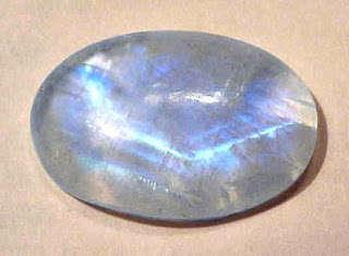ADULARIA Minerale considerato come una varietà pura di ortoclasio, tipica delle rocce cristalline.