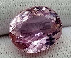 dovuto sorvegliare nell Eden Adamo ed Eva. KUNZITE Varietà dello Spodumene, violetto-rosato intenso, colore attribuito da manganese e forse gallio. Si trova in rocce pegmatitiche litinifere.