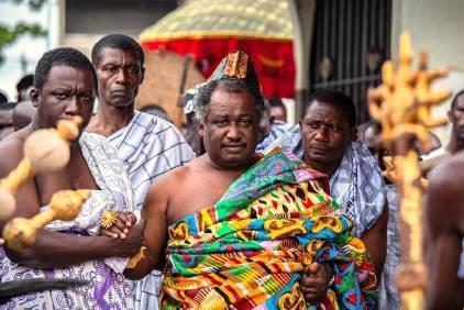 Colazione all hotel e mattinata dedicata alla visita di alcuni VILLAGGI ARTIGIANALI come Adanwomase, famoso per la tessitura delle stoffe kente, Ntonso, specializzato nella stampa dei tessuti