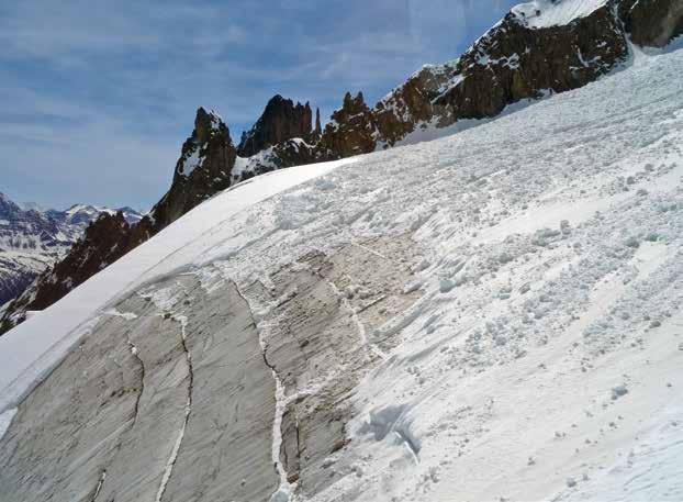 Fig. 43 - Un lastrone superficiale che ha messo a nudo la superficie glaciale.