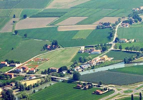 IL SISTEMA IDROVIARIO PADANO-VENETO Il corridoio che interessa il Po consiste in un collegamento idroviario di tipo commerciale di oltre 300 km fra Milano e Venezia, esteso di altri 180 km fino a