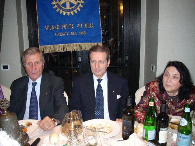 Il Presidente Franco Tronca del Rotary Club Milano Nord saluta i partecipanti e presenta gli ospiti della serata: la nostra socia onoraria Luciana Serra, Gino Vezzini, Presidente degli Amici del