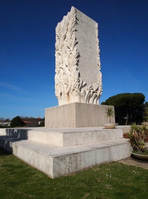 La stele posta all'ingresso dell'aeroporto di Fiumicino e nelle immediate vicinanze del Museo delle Navi Romane ricorda l'eccidio di Kindu avvenuto nel novembre 1961 nell'ex Congo Belga.