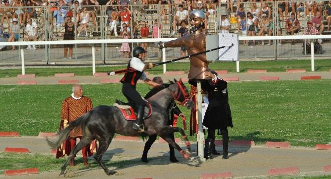 Il Torneo cavalleresco della Quintana è una rievocazione storica medioevale con giostra equestre che si tiene ad Ascoli