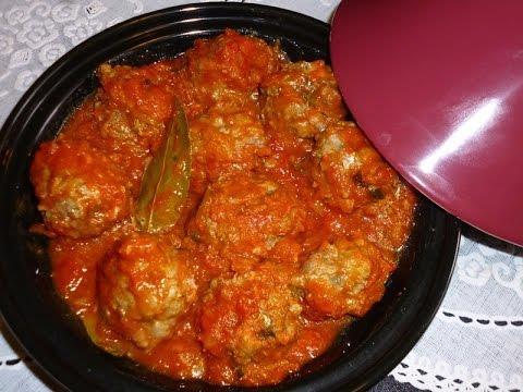 Tagine kefta di sardine Ingredienti: filetti di sardina, prezzemolo, cumino, pepe, pomodori, farina, olio Preparazione: pulire le sardine e tritarle finemente.