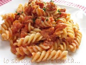 Pasta con il tonno Ingredienti: pasta, tonno, passata di pomodoro, cipolle, olio, brodo, pepe e basilico Preparazione: preparare un soffritto e aggiungere il tonno.