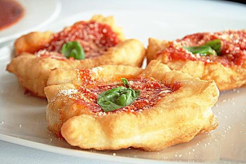 Pizze fritte Ingredienti: farina, lievito, passata di pomodoro, olio, zucchero, cipolle, formaggio grattugiato Procedimento: iniziare dalla preparazione dell impasto: in una ciotola sciogliere il