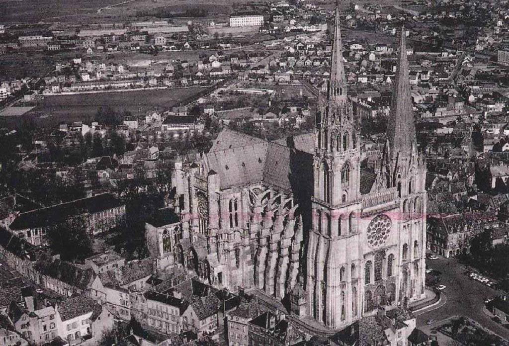 L avvento della fase classica La ricostruzione della cattedrale di Chartres da