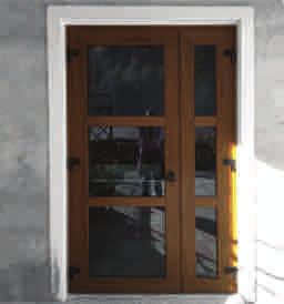 Le porte in legno presentano una doppia orditura di assi: verso la soglia