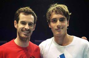 Profilo social - Attivissimo su tutti i social, ha avuto l occasione (ben documentata da propri profili Facebook, Twitter e Instagram) di allenarsi alla O2 Arena di Londra con Murray, Nishikori,