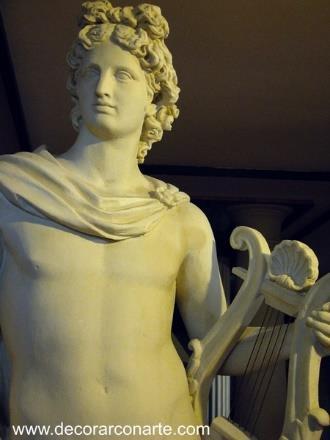 Dio delle arti, della musica e della profezia. In seguito sostituì Helios come divinità solare. Figlio di Zeus e Latona, fratello gemello di Artemide, Signore delle nove Muse.