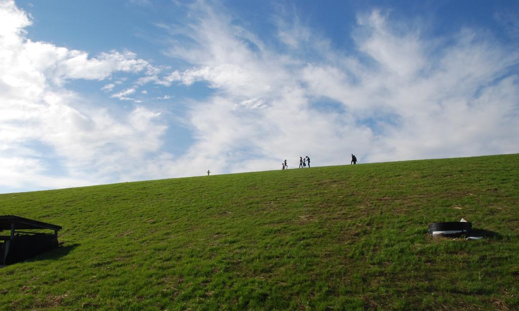 7 Cenni storici Cem Ambiente nasce nel 1973 come Consorzio Pubblico di Igiene Ambientale - Consorzio Est Milanese, per provvedere allo smaltimento dei rifiuti solidi urbani, per un bacino di 40