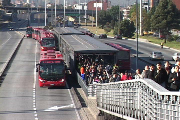 Bogota's Transmilenio BRT has won praise for its roomy coaches and well-designed stations. (Photo: Streetfilms) Fonte: http://sf.streetsblog.