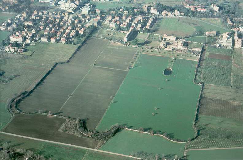 La villa ducale di Rivalta faceva parte di un più vasto complesso che comprendeva, a monte, anche la villa di Rivaltella (ora sede di un'industria di salumi) e la "vasca" di Corbelli, come poi fu