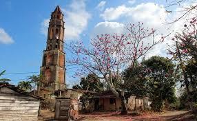 dall altro della storica Torre Manaca Iznaga, che dominava sulle