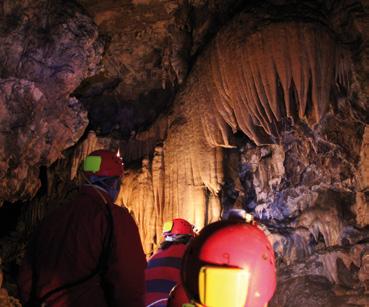 Martedì >> Tuesday VISA ALLE GROTTE DI CASTELLO TESINO Ritrovo presso Ufficio APT Castello Tesino 15,00 ( 12,00 dai 6 agli 8 anni); attività inclusa nella Valsugana Card 14.