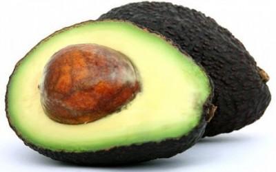 AVOCADO Nelle ricette di bellezza e di cosmesi naturale l avocado ed in particolare l olio di avocado sono uno degli ingredienti principali di prodotti fai da te per nutrire la pelle e i capelli, ed