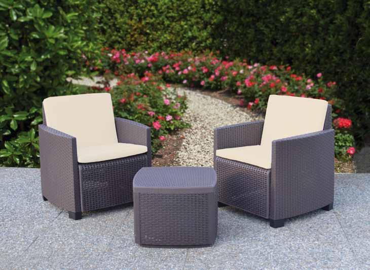 Lesina MADE IN ITALY Salotto in resina. Composto da 2 poltrone e 1 tavolino/contenitore quadrato. Trama simil rattan. Tipo pesante. Completo di cuscini. Col.Marrone Col.