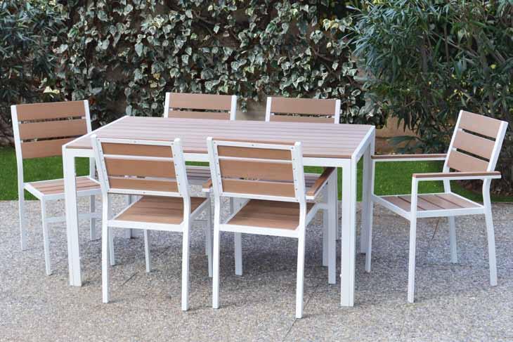 Polywood Tavolo e sedie in alluminio verniciato a polveri epossidiche di colore bianco. Tavolo rettangolare con top in poly effetto legno.