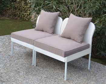 Poltroncina con struttura in acciaio verniciato. Con seduta composta da filamenti in polyrattan. Armchair with steel painted frame white colour.