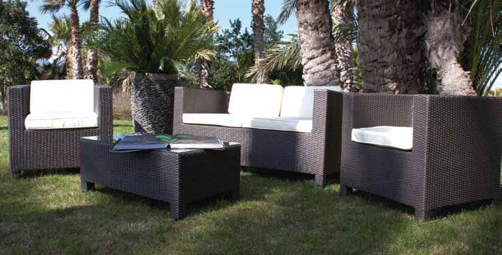 Maratea Mobili patio in polyrattan piatto e liscio, con struttura in acciaio verniciato. Composto da divano, 2 poltrone e tavolino. Completo di cuscini.