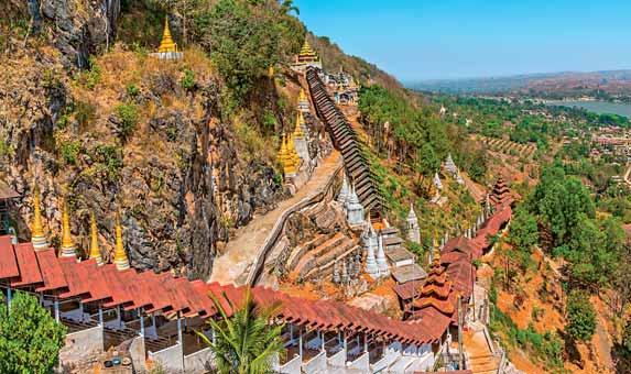 Qui gli imperatori edificarono migliaia di templi, pagode e monasteri, facendone il faro della civiltà birmana ed uno dei luoghi più celebri e spettacolari del sud-est asiatico, la cui vasta area