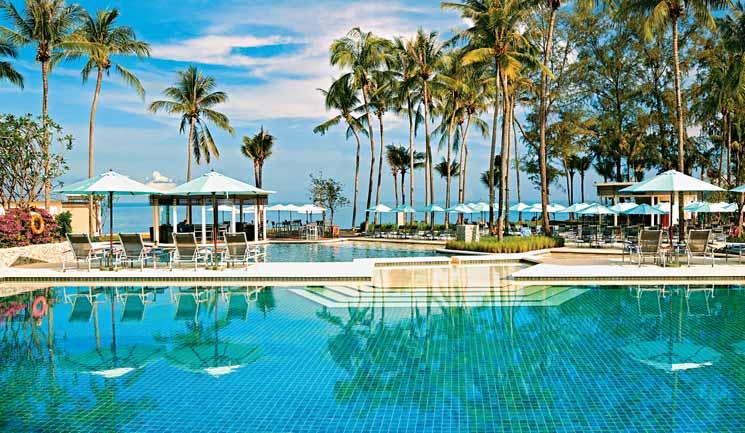 L hotel è situato sulla bella spiaggia di Bangtao e dista circa 25 minuti in auto da Patong Beach e dall Aeroporto Internazionale di Phuket.
