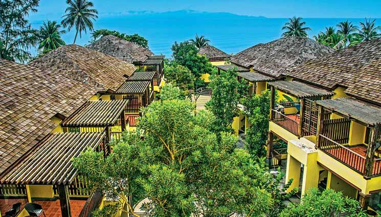 Il resort è situato direttamente sulla spiaggia di Baan Khai permette di raggiungere in modo comodo i principali luoghi d interesse e di svago.