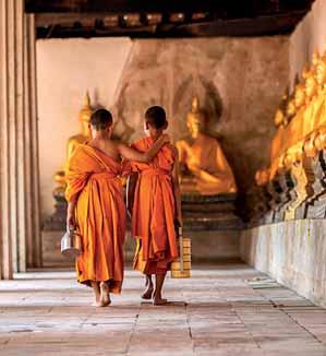 Passando a lato del Patuxai o Porta della Vittoria, il memoriale dedicato a tutti i Laotiani caduti durante tutte le guerre, si raggiunge il luogo più sacro di tutto il Laos, il That Luang, il