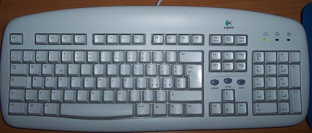 La Tastiera La tastiera è la principale unità di input. Con essa si possono dare comandi al computer, scrivere testi, far muovere i cursori, etc.