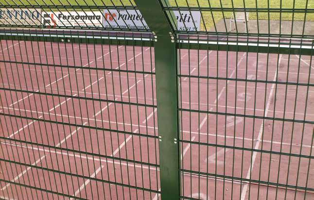 RECINZIONI IN FILO Recintha Stadium L applicazione in ambito sportivo è la sua collocazione ideale. È una recinzione da stadio in rete elettrosaldata a Norma UNI EN 13200.