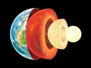 Il Nucleo Raggio quasi la metà del raggio terrestre (6370 km la terra e 3470
