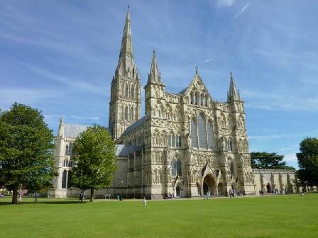 Salisbury è una città con status di city della contea del Wiltshire, in Inghilterra. È attraversata dal fiume Avon.