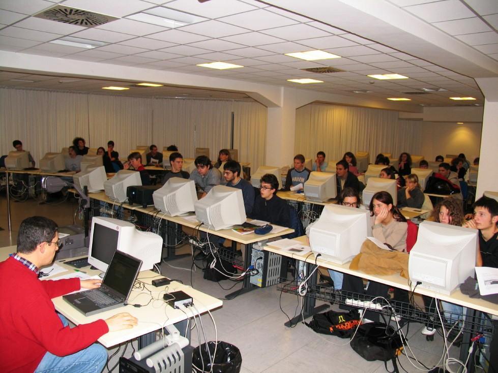 Figura 2. Il Laboratorio Fare Scienza con il computer. Figura 3. Preparazione della strumentazione al Liceo Scientifico G.