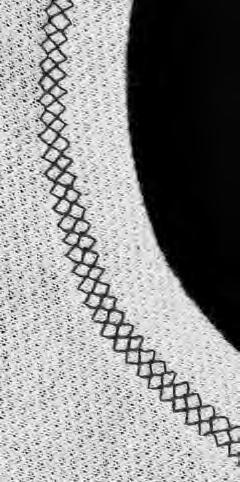 12 Cucire materiale in maglia Cucire materiale in maglia Indicazioni importanti Ago impeccabile aghi spuntati danneggiano le maglie Se necessario, usare l ago stretch (130/705 H-S9 quest ago