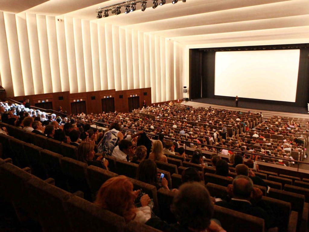 Palazzo del Cinema Qui nacque il primo Festival di Arte Cinematografica, e ancora oggi ospita la più prestigiosa Mostra di