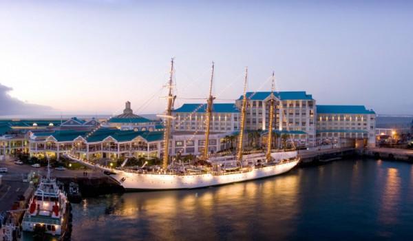 Il vivace e caratteristico Victoria & Alfred Waterfront è il cuore storico del porto, completamente ristrutturato, ove si trovano alcuni fra i migliori alberghi e ristoranti della città, un grande