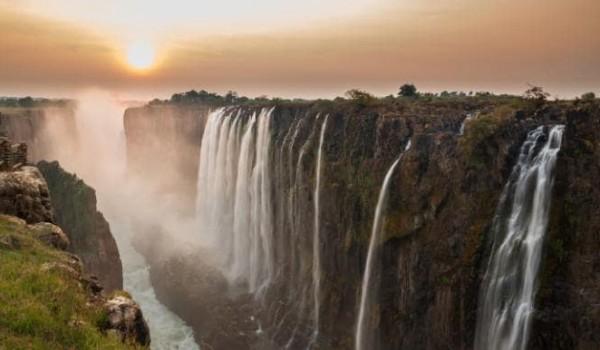 MINITOUR VICTORIA FALLS (1 NOTTE) CON GUIDA LOCALE PARLANTE INGLESE 1 GIORNO - Victoria Falls (12 Km) Sistemazione: Victoria Falls Hotel Trattamento del giorno: Solo pernottamento All arrivo disbrigo