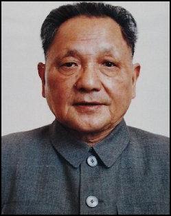 Deng Xiaoping e il Socialismo di mercato 1983 Costruire il socialismo con caratteri cinesi. Fine delle Comuni popolari al loro posto responsabilità familiare nel uso della terra.