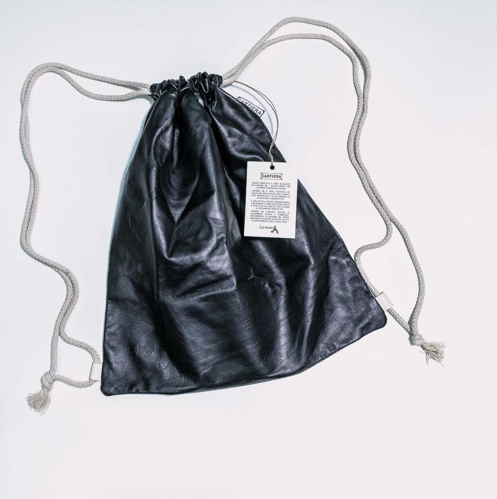 ART.39 - SHOPPING BAG IN CANVAS CON DOPPIA TASCA IN NAPPA Shopping bag in canvas di colore nero con doppia tasca in nappa sul davanti, in colori vari.