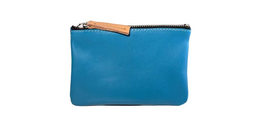 ART.9 - POCHETTE PICCOLA Pochette in pelle di vari colori con zip e tiretto a contrasto.