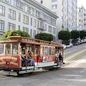 Le vie ondulate della città offrono scorci magnifici su luoghi celebri come Alcatraz o il ponte del Golden Gate.