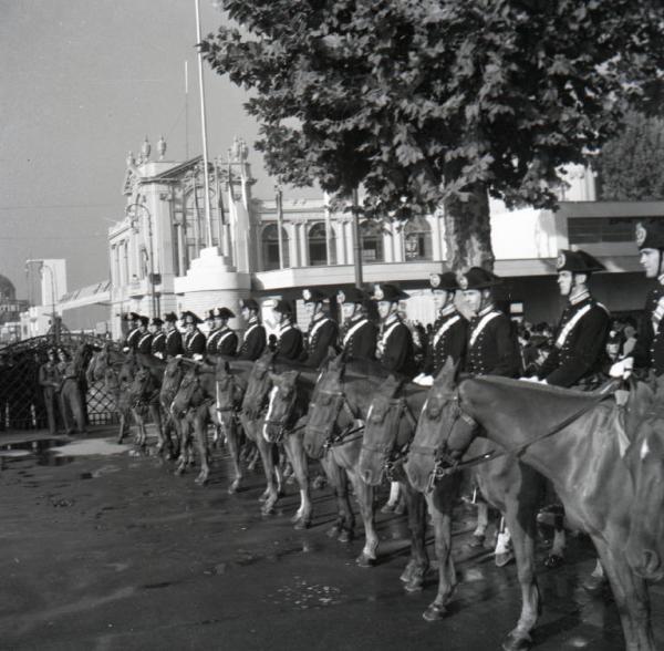 Fiera di Milano - Campionaria 1946 - Parata di carabinieri a cavallo Non identificato Link risorsa: http://www.lombardiabeniculturali.