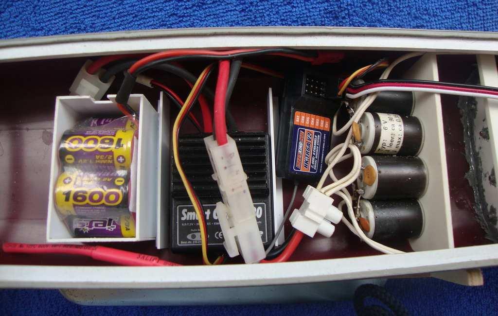 La batteria è alloggiata in una cassettina di dimensioni opportune incollata direttamente sul fondo dello scafo e lo stesso ho fatto per il regolatore di velocità; la ricevente si colloca comodamente