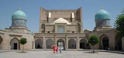 La visita includerà il complesso funerario di Shakhi-Zinda e il museo Afrosiab. Pranzo in ristorante locale.