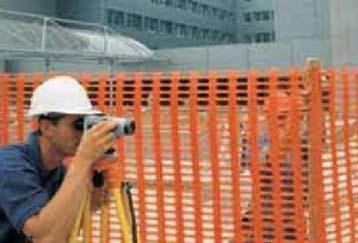 LA RECINZIONE DEL CANTIERE Il cantiere, in relazione ai lavori effettuati, deve essere dotato di recinzione avente caratteristiche idonee ad impedire l accesso agli estranei alle lavorazioni. (Art.